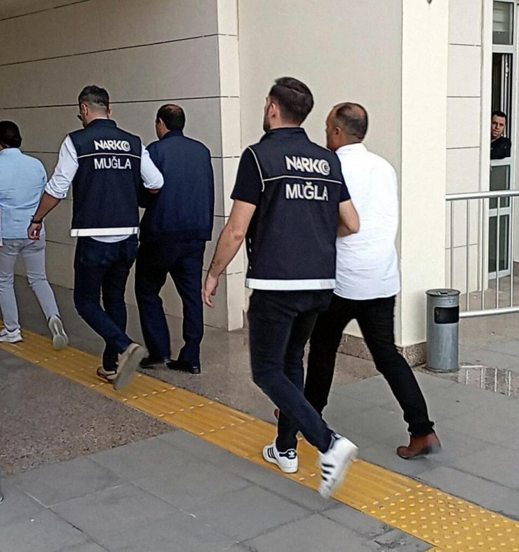 Otomobilde uyuşturucuyla yakalanan 2 şüpheli tutuklandı