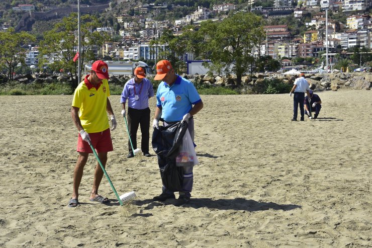 Alanya'da sahil temizliği