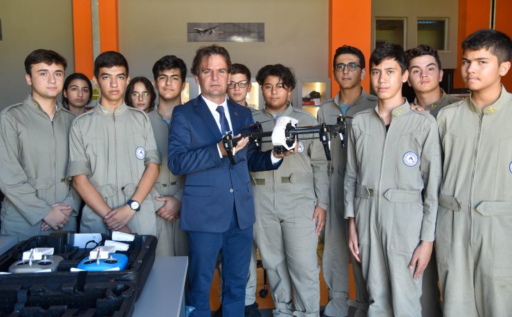 Lise Öğrencilerinin İlaçlama Dronu Çiftçiye Çare Oldu