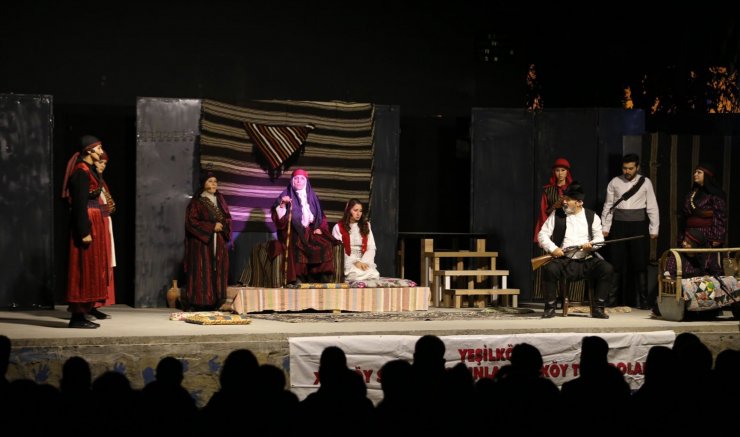 Yeşilköy'de Tiyatro Ateşi Yandı