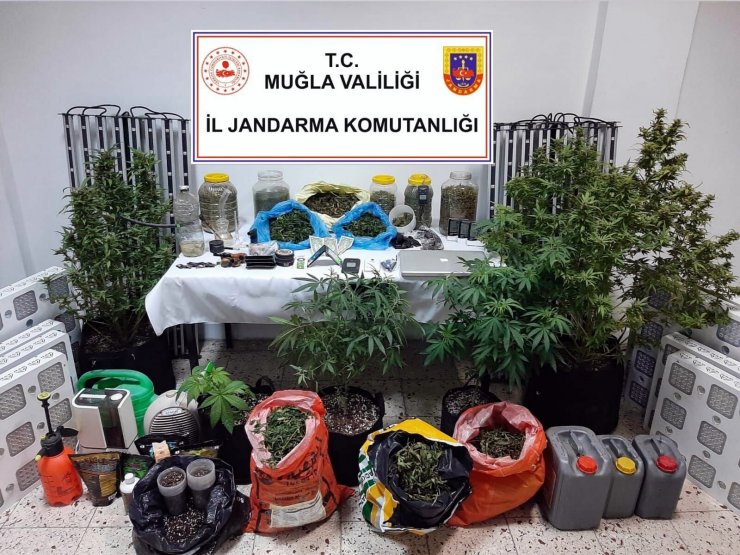 6 Pitbull İle Korunan Bağ Evine Uyuşturucu Baskını; 1'i İsrailli 2 Kişiye Gözaltı