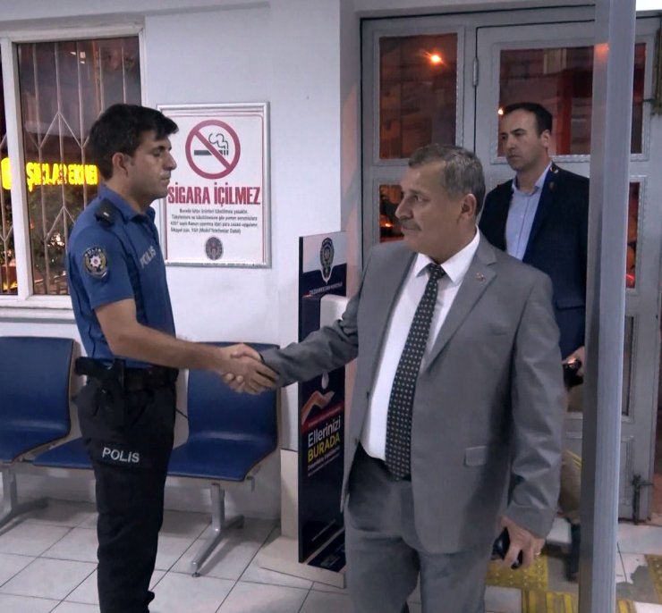 Emniyet Müdürü Çevik, Gece Polis Merkezini Denetleyip Vatandaşlarla Sohbet Etti