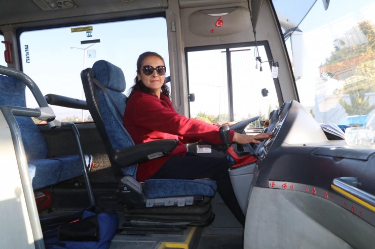 2 Çocuk Annesi Aylin, Çocukluk Hayalini Gerçekleştirip Servis Şoförü Oldu