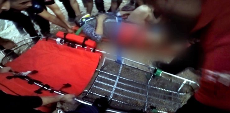 Ağaç Keserken Yaralandı, Helikopterle Kurtarıldı