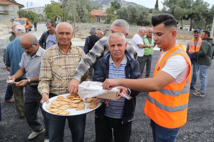 Mahalleli Yol Açılınca Bisküvi Ve Lokum Dağıttı
