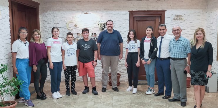 Öğrencilerden İspanya Dönüşü Kaymakama Ziyaret