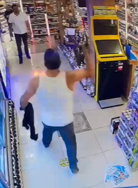 Kardeşinin Marketine Baltayla Saldırdı; O Anlar Kamerada