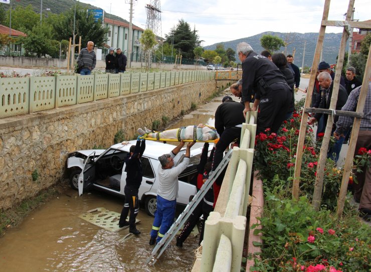 Bucak'ta Otomobil Dereye Uçtu: 2 Yaralı