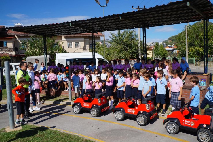 Marmaris'te İlkokul Öğrencilerine Trafik Kuralları Uygulamalı Olarak Anlatıldı