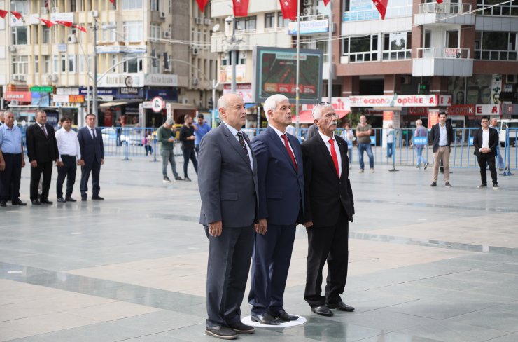 Antalyalı muhtarlardan anıta çelenk