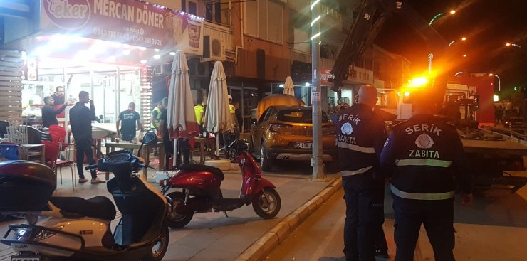 Otomobilini park ederken restoran müşterisine çarptı