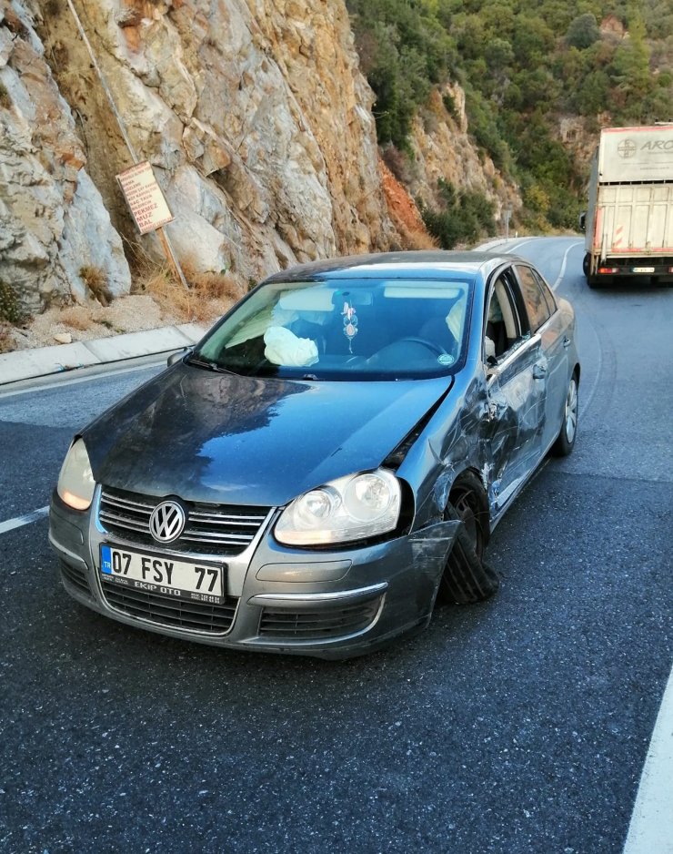 Otomobille kamyon çarpıştı: 2 yaralı