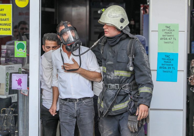 Antalya'da AVM'de yangın; itfaiye eri, solunum cihazı maskesini çalışana verdi