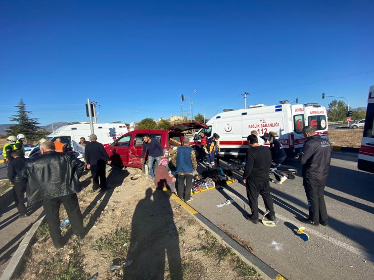 Isparta’da ambulans ile hafif ticari araç çarpıştı: 1 ölü, 6 yaralı