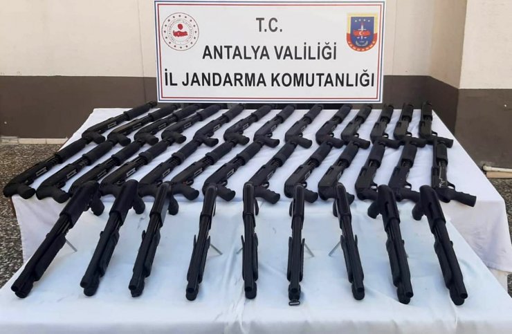 Manavgat'ta 35 ruhsatsız pompalı tüfek ele geçirildi