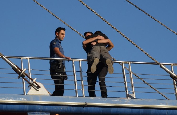 Yaya üst geçidi bariyerlerine çıkan genci polis ikna etti; kucaklaşarak indiler