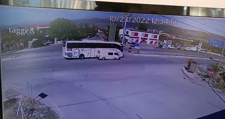 Yolcu otobüsü ile minibüsün çarpıştığı kaza anı kamerada; 2 yaralı