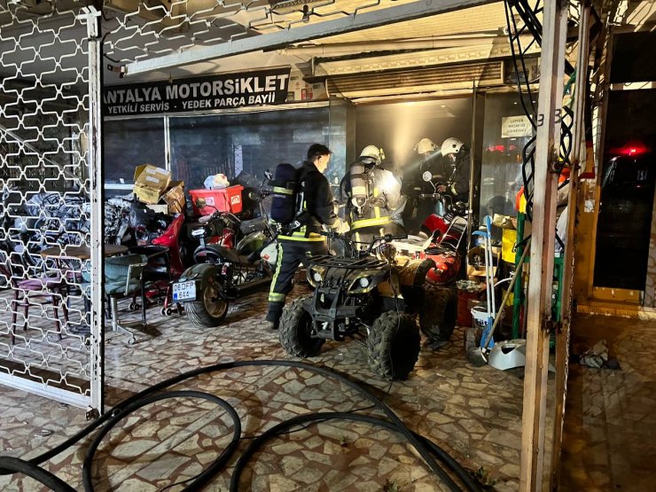 Antalya’da motosiklet dükkanında çıkan yangın maddi hasara yol açtı