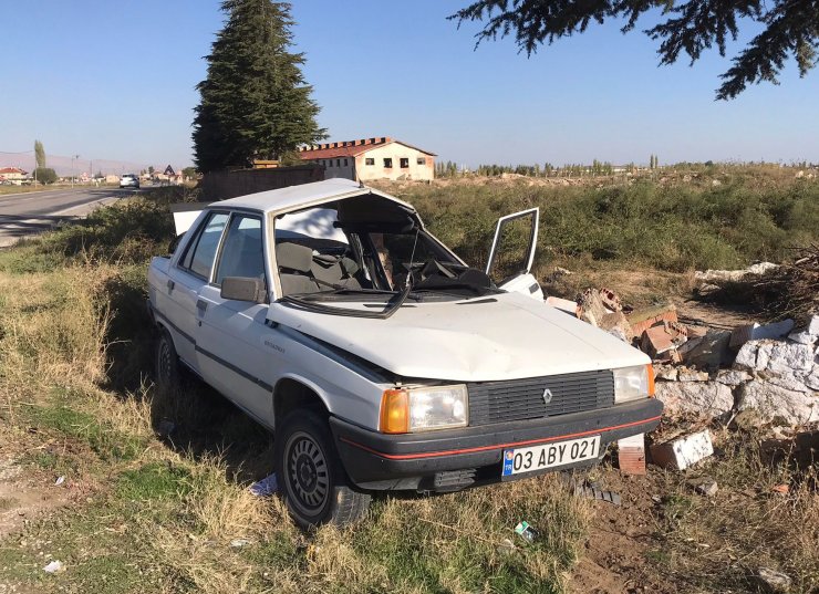 Otomobiliyle duvara çarptı