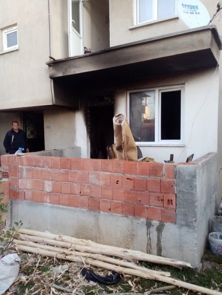 Sobadan çıkan yangında alevler evi sardı