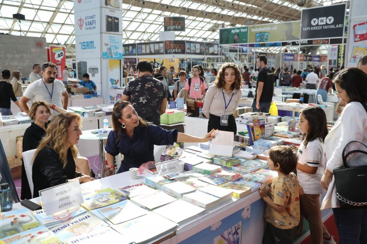 Antalya Kitap Fuarı'nın 5'inci gününde ziyaretçi rekoru