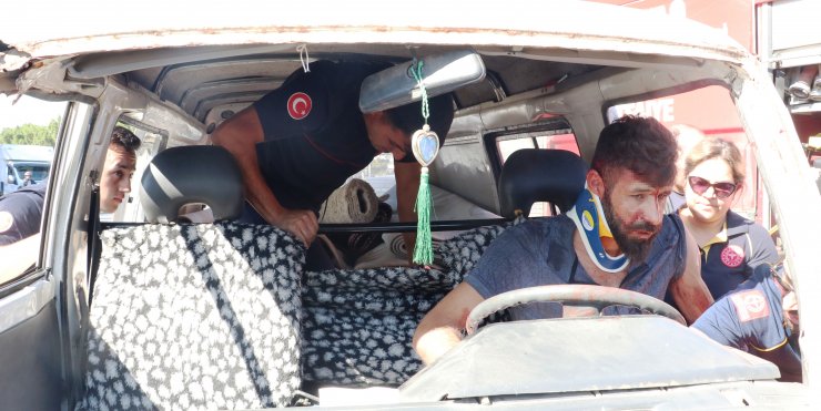 Kazada kamyonette sıkışan 2 kişiyi itfaiye ekibi kurtardı
