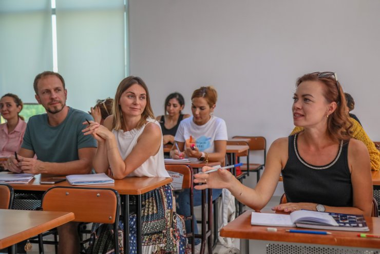 Ruslar ile Ukraynalılar aynı sınıfta Türkçe öğreniyor
