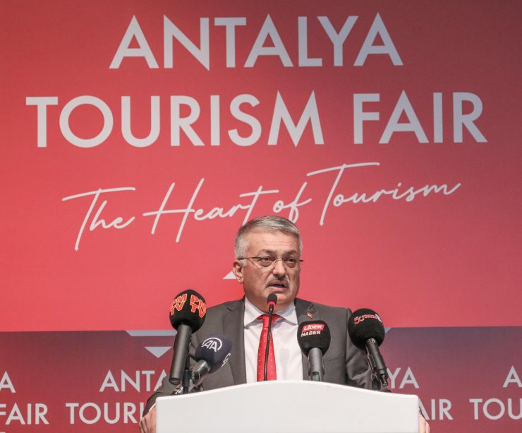 Vali Yazıcı: Dün itibariyle uçakla 12 milyon 545 bin turist Antalya'ya geldi