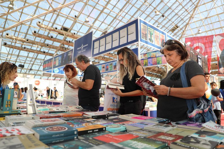 Antalya'da kitap coşkusu sürüyor