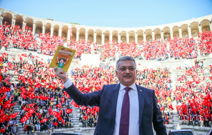 Aspendos Tiyatrosu'ndaki kitap okuma etkinliğine 7 bin öğrenci katıldı
