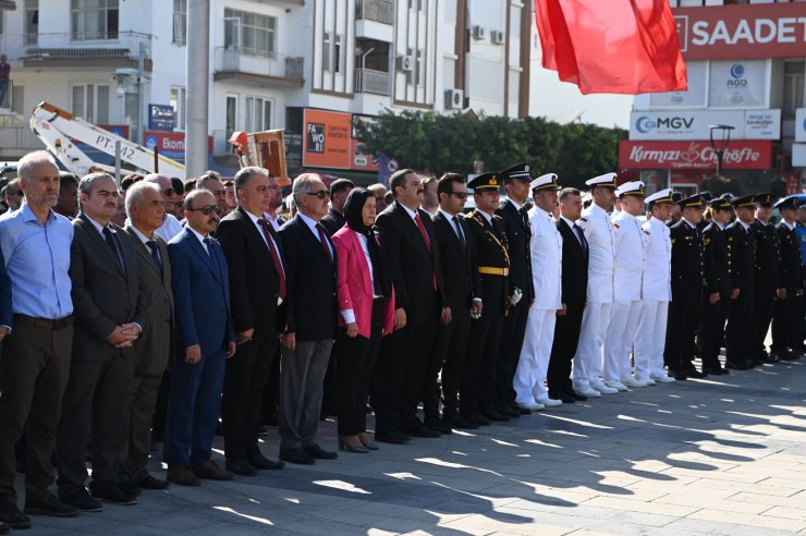 Demre'de Cumhuriyet Bayramı çelenk töreniyle başladı