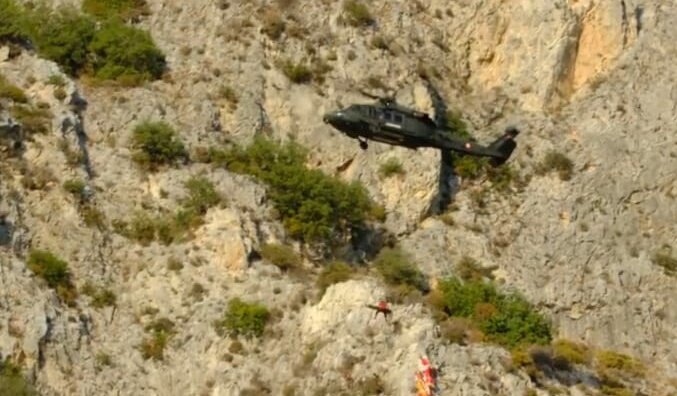 Kayalıklara düşen 2 paraşütçü, jandarma helikopteriyle kurtarıldı