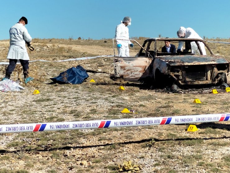 Afyon'da yanmış otomobilde 2 ceset bulundu