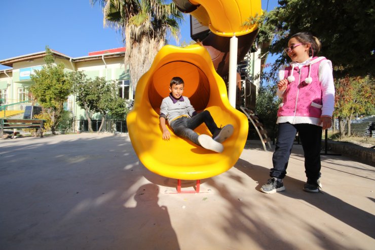 Kaş Belediyesi'nden çocuk oyun parkları