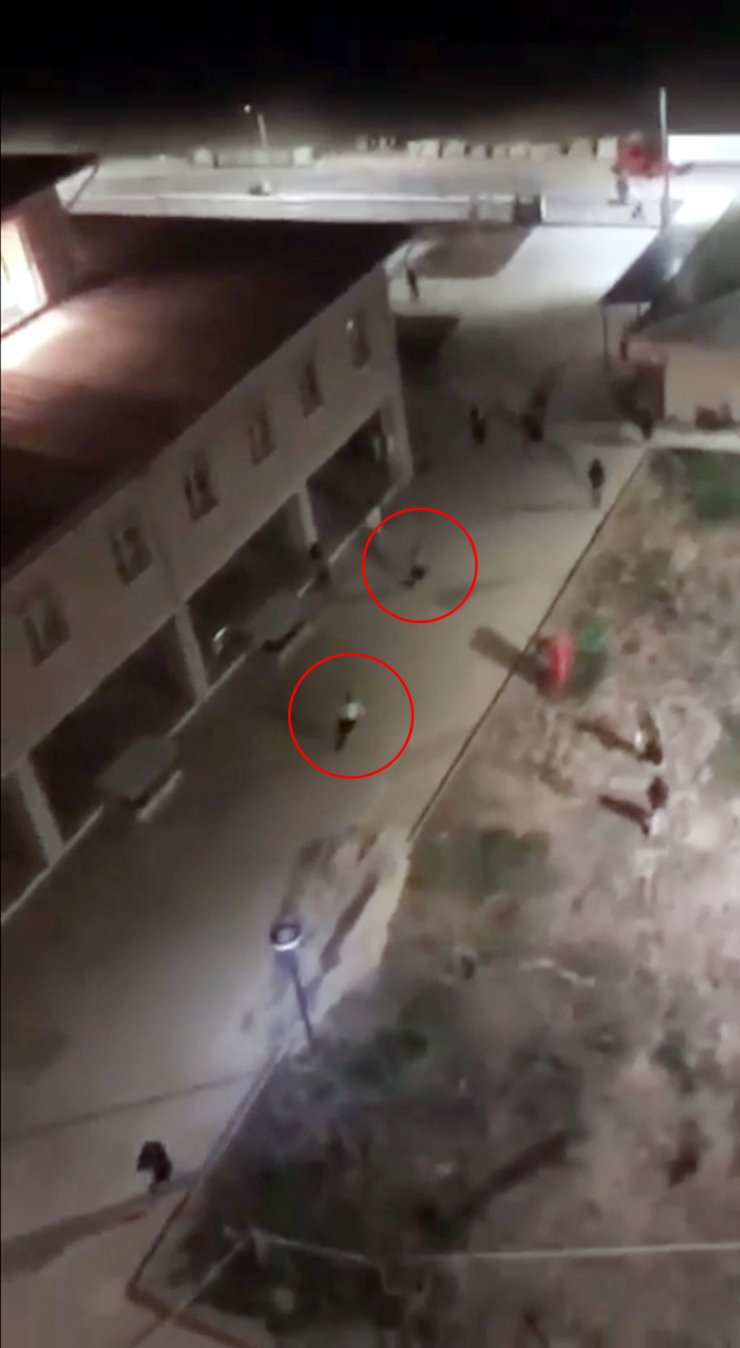 Öğrenci yurduna girip, elindeki satırla bir kişiyi kovaladı; o anlar kamerada