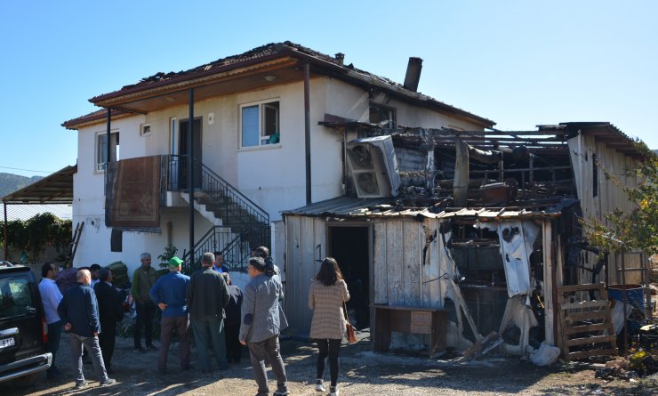 AK Parti'den evi yanan vatandaşa ziyaret