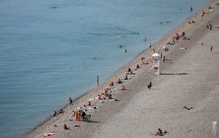 Antalya'da turistler 24 derece su sıcaklığında denize girdi