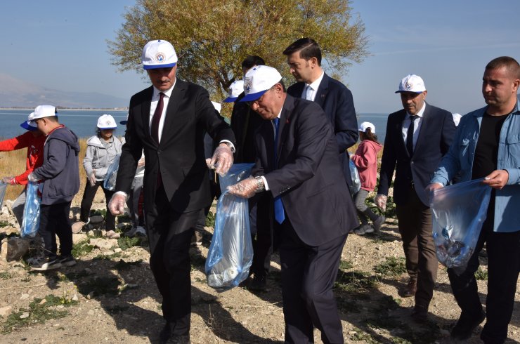 Eğirdir Gölü'nde çevre temizliği