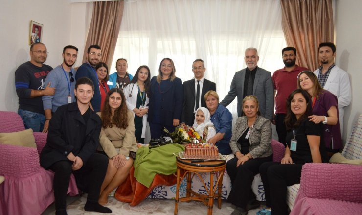 Evde sağlık hizmeti alan 100 yaşındaki kadına sağlıkçılardan sürpriz doğum günü