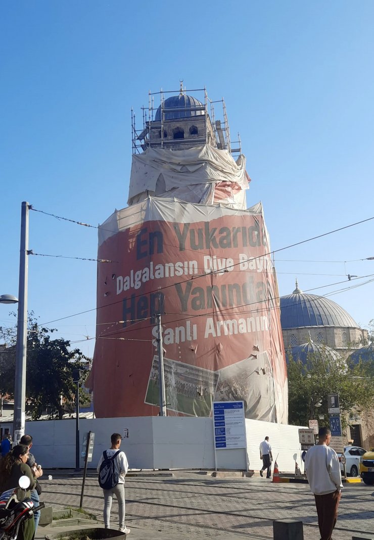 Tarihi Saat Kulesi'ne 90 yıl sonra konulan kubbenin, örtüsü kaldırıldı
