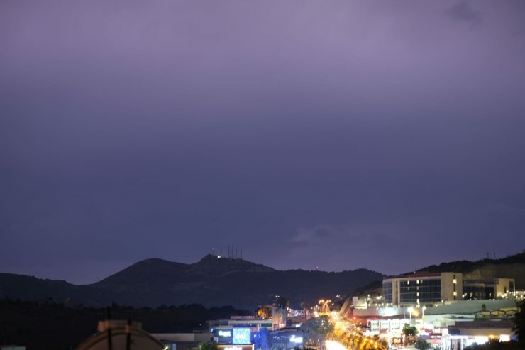 Bodrum'da sağanak; cadde ve sokaklar suyla doldu, sürücüler zor anlar yaşadı