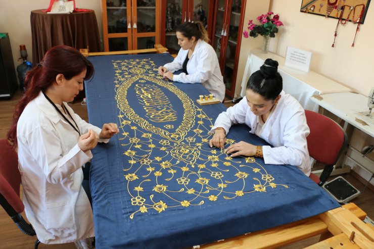 Osmanlı Hanedanı sanduka örtüleri, ilmek ilmek işleniyor