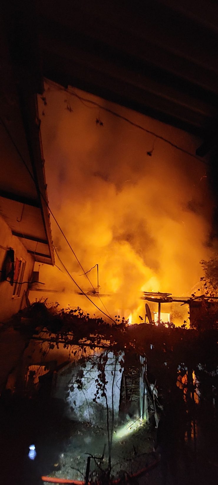 Yaşlı kadının evi yangında kullanılamaz hale geldi 