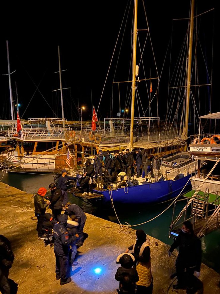 Antalya'da göçmen kaçakçısı 9 kişi, tutuklandı