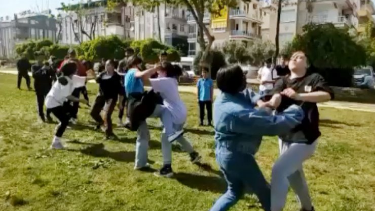 Antalya'da ortaokullu kızlar saç saça kavga etti
