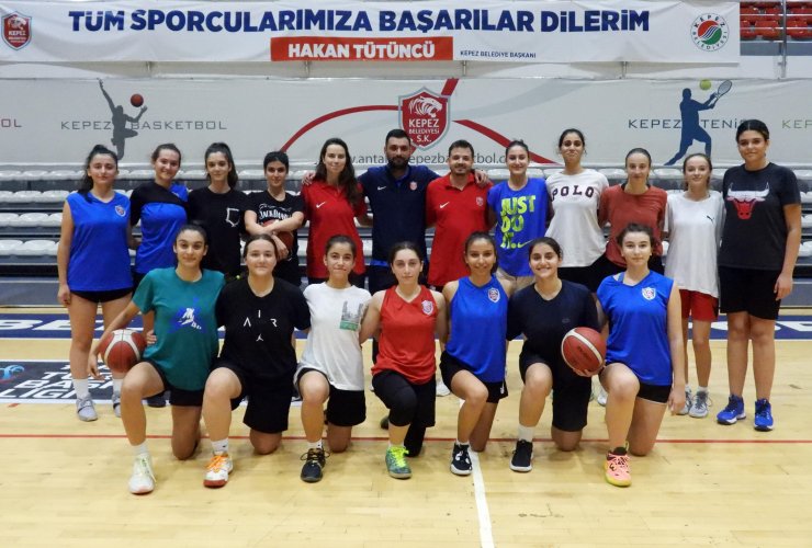 Kepez'in kızları şampiyonluğa yakın