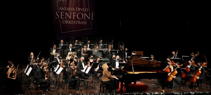 Ünlü sanatçı Gülsin Onay geliyor