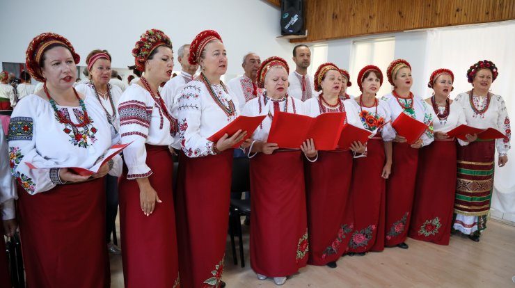 Ukraynalı ve Ruslardan oluşan koro, Atatürk için İzmir Marşı'nı okudu