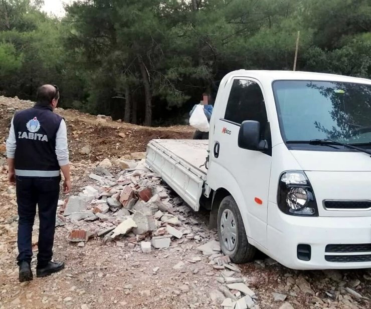 Bodrum'da suçüstü yakalanan 2 kişiye ormana döktükleri molozlar geri toplatıldı