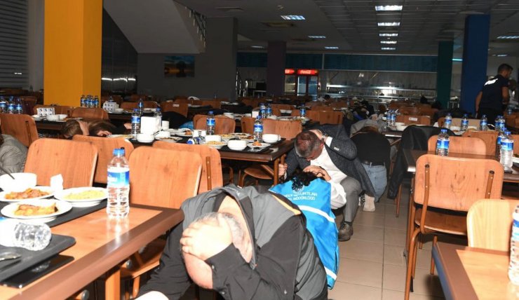 Antalya'da 'Çök- Kapan- Tutun' deprem anı tatbikatı